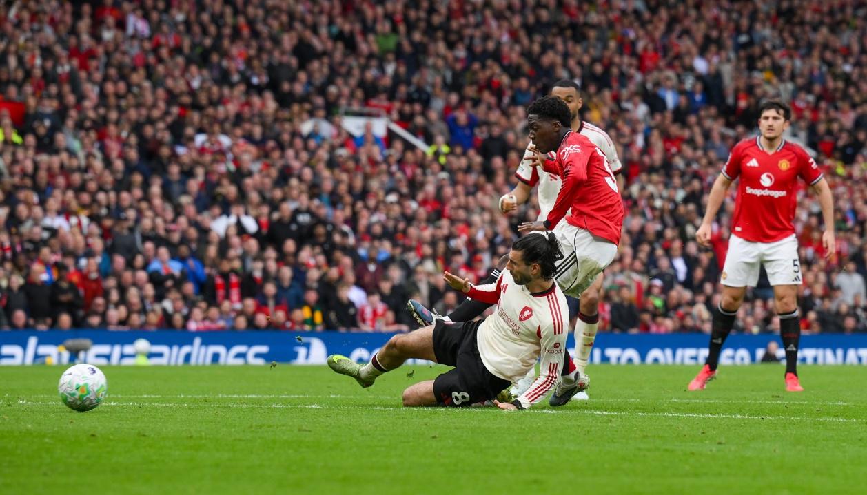 Kobbie Mainoo en la jugada donde marcó el tercer gol del Manchester United.