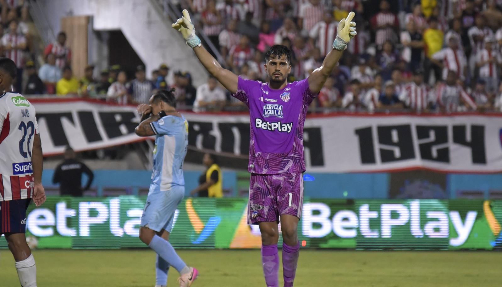 Mauro Silveira, el héroe de la noche al atajarle un penalti sobre el final a Dayro Moreno.