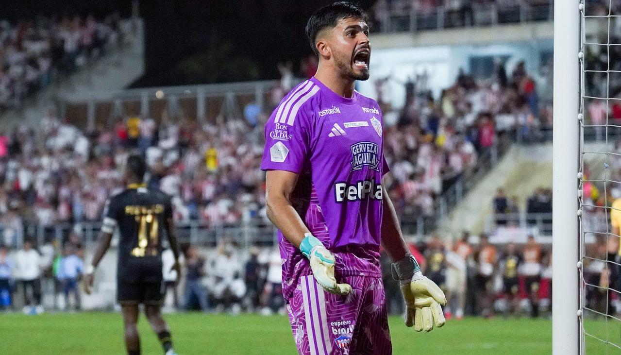 La euforia de Mauro Silveira luego del cobro que Rodallega estrelló en el travesaño.
