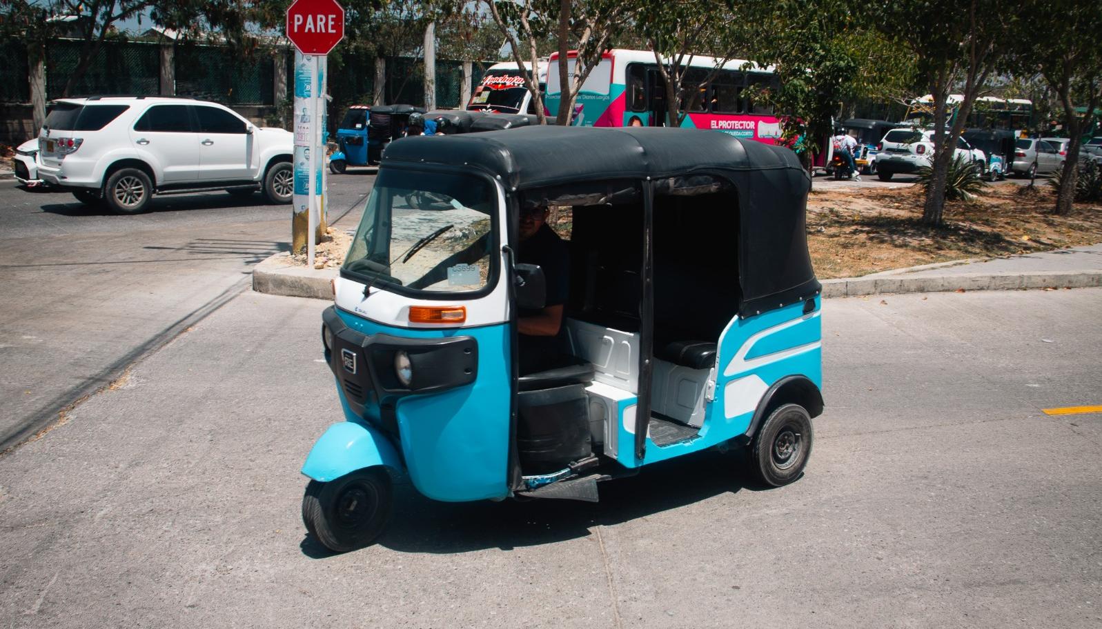 Un motocarro circula en Soledad. 
