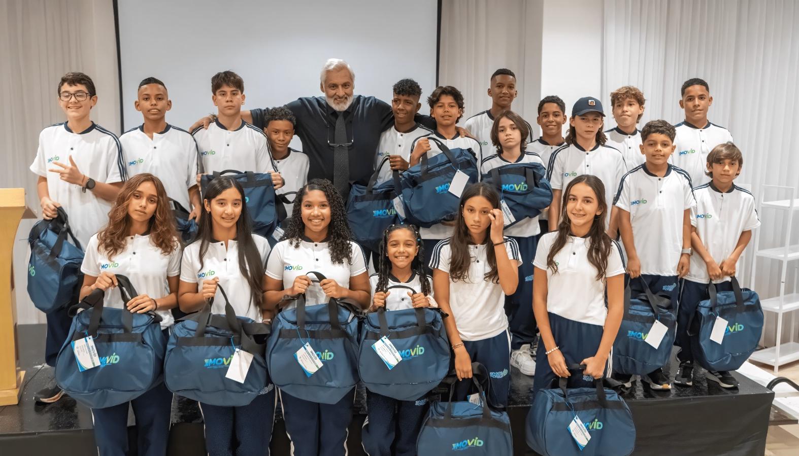Grupo de jóvenes patrocinados por Movid.