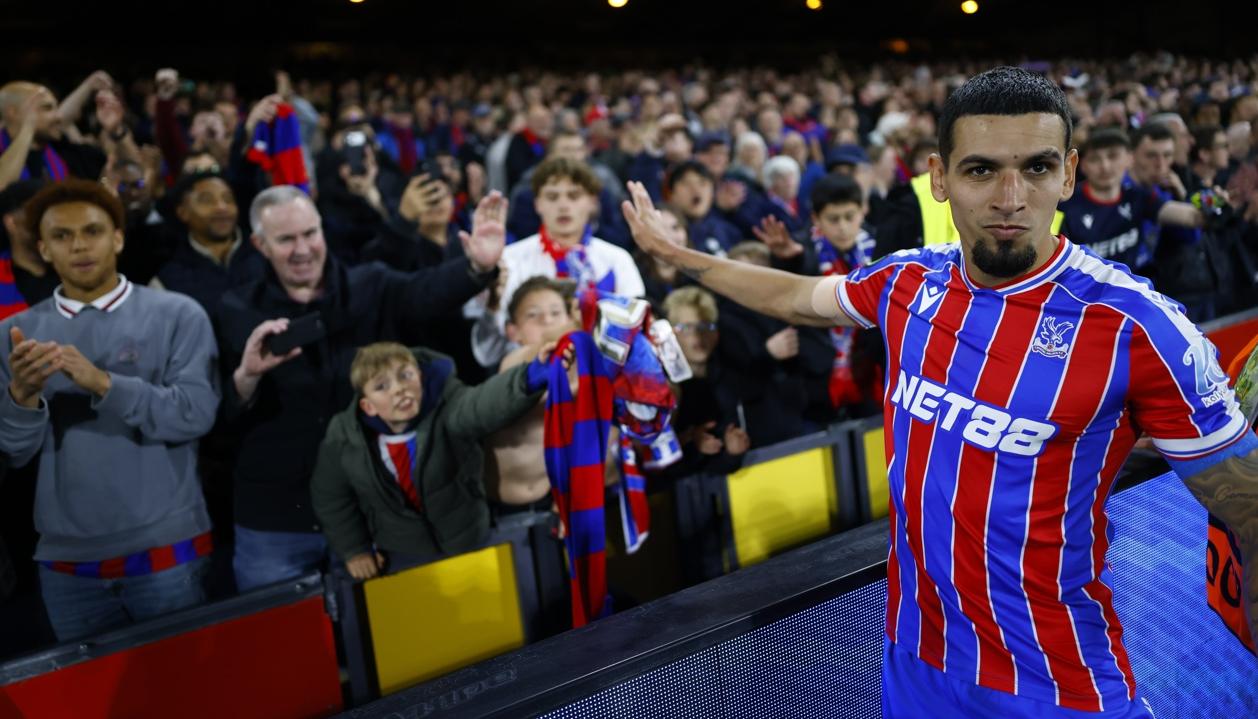 El colombiano Daniel Muñoz celebra con la afición del Crystal Palace. 