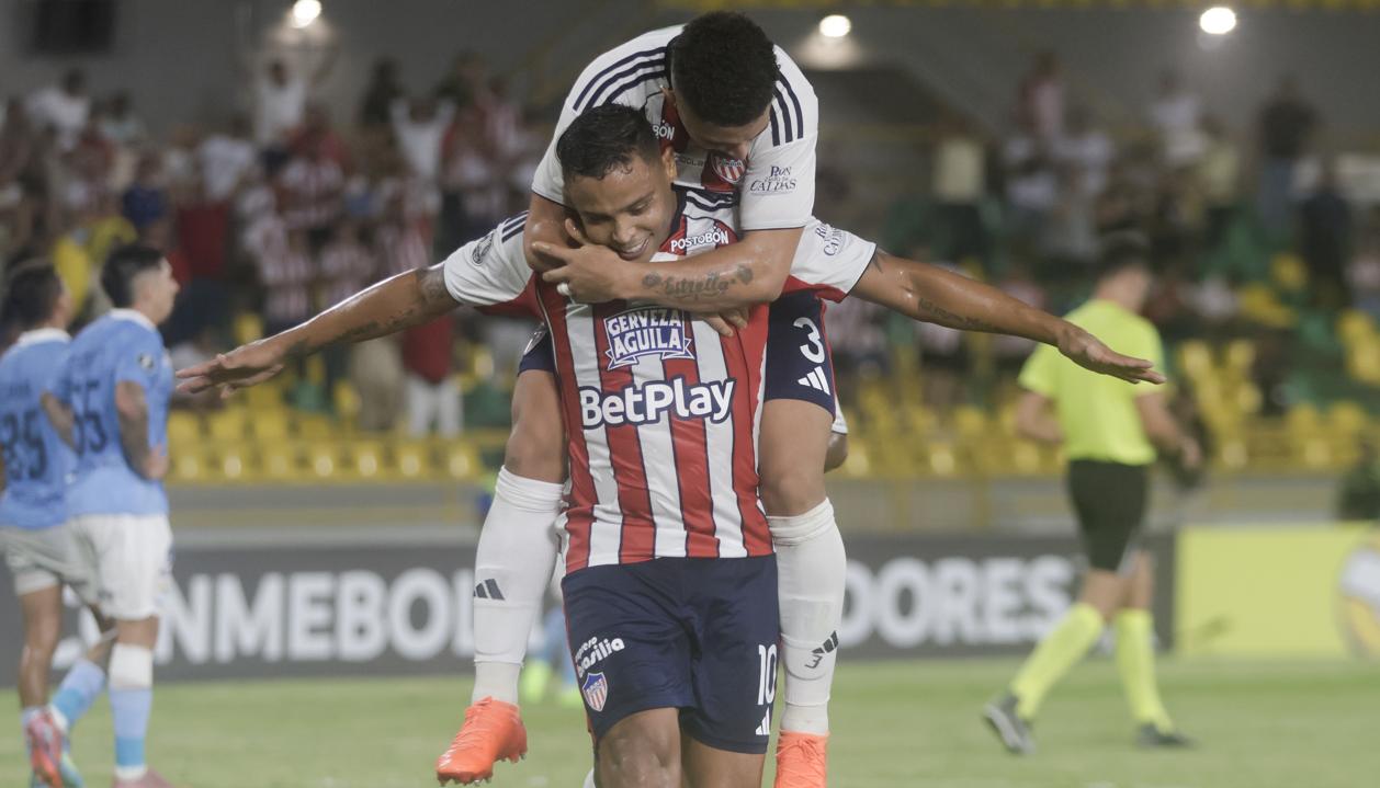 Luis Muriel, autor de dos goles, celebra el primero con Edwin Herrera.