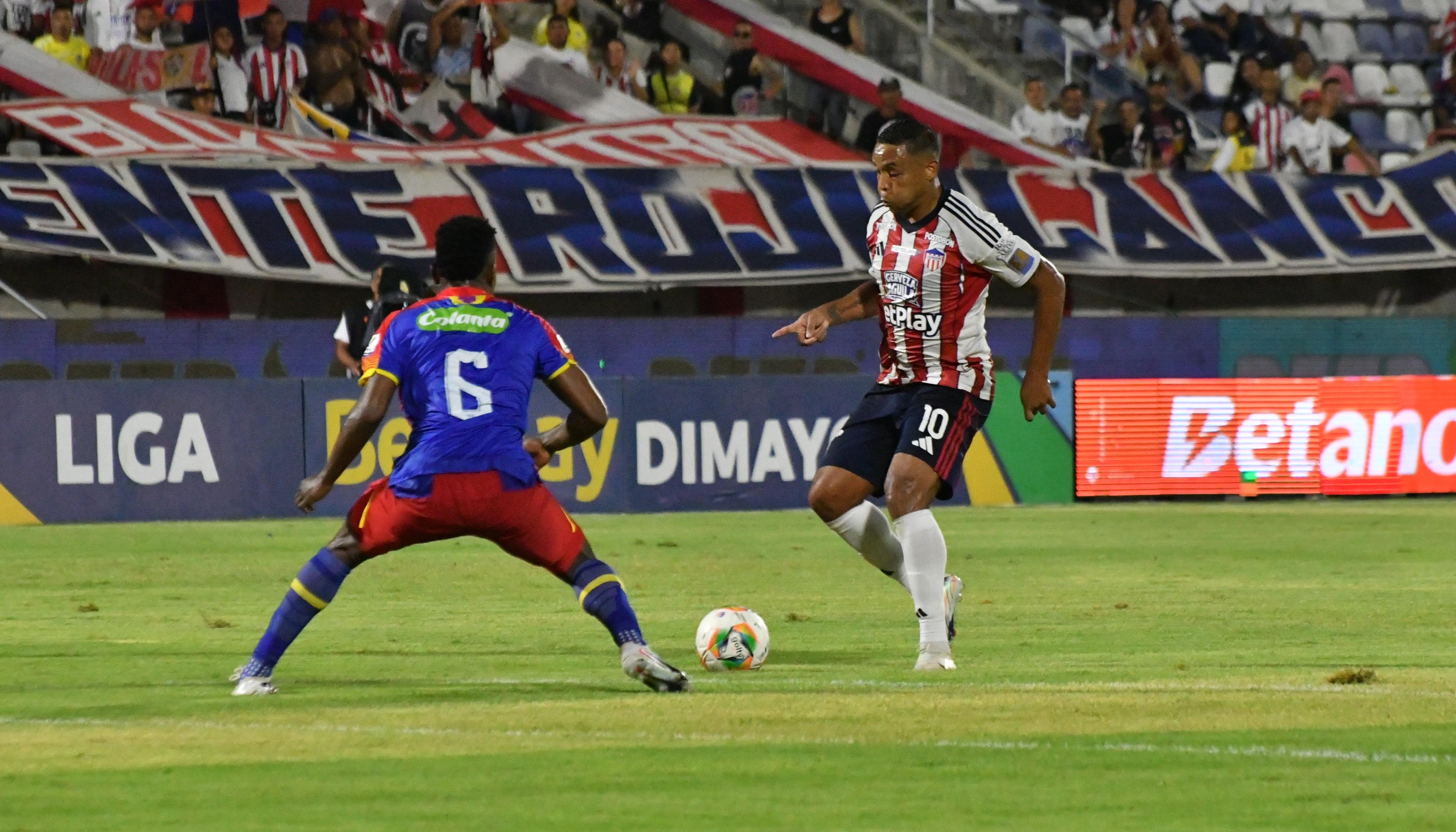 Luis Muriel, autor de un doblete, encara a Johan Caicedo.