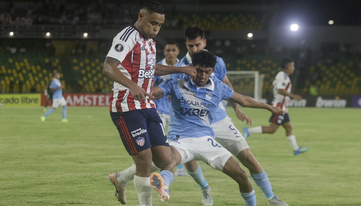 Luis Muriel, autor de un doblete ante Sporting Cristal, domina la pelota ante la marca de Maxloren Castro.