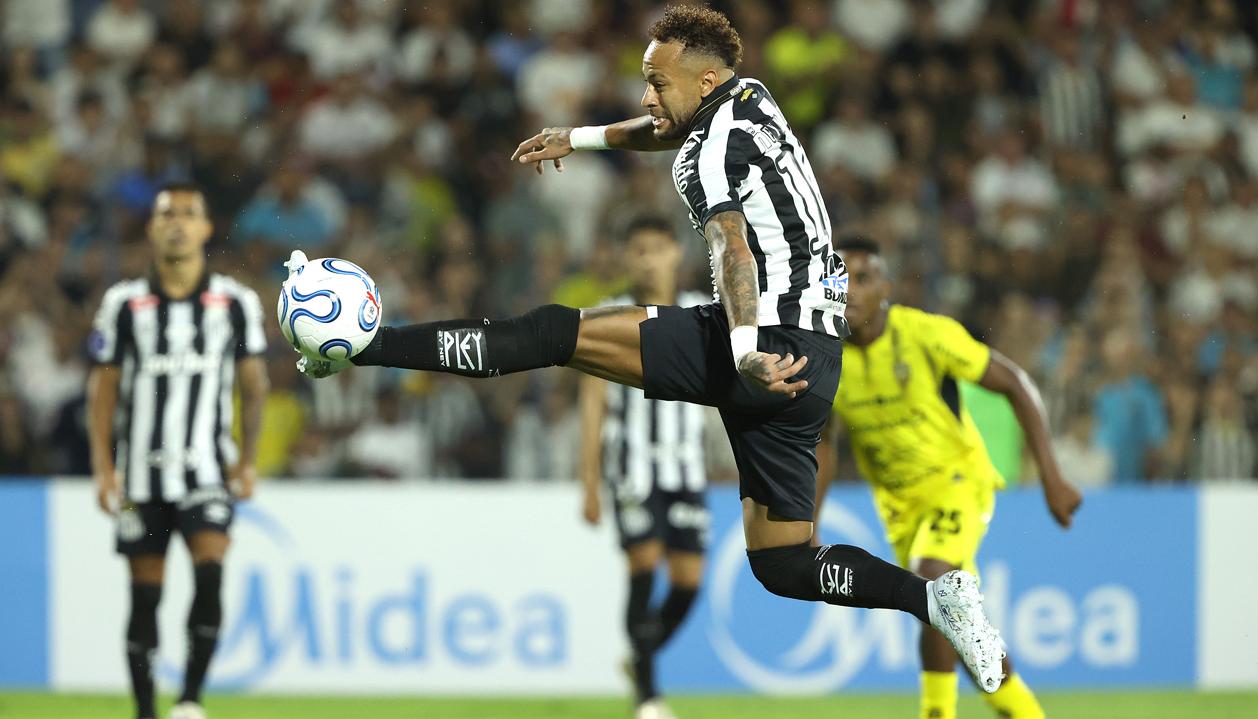 El delantero brasileño Neymar en un partido con el Santos. 