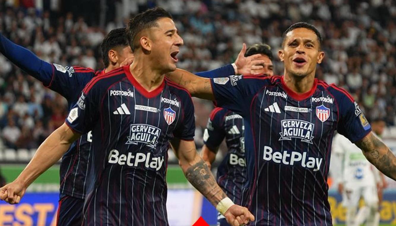 Guillermo Paiva y Juan David Ríos celebran el gol de Junior en Manizales. 