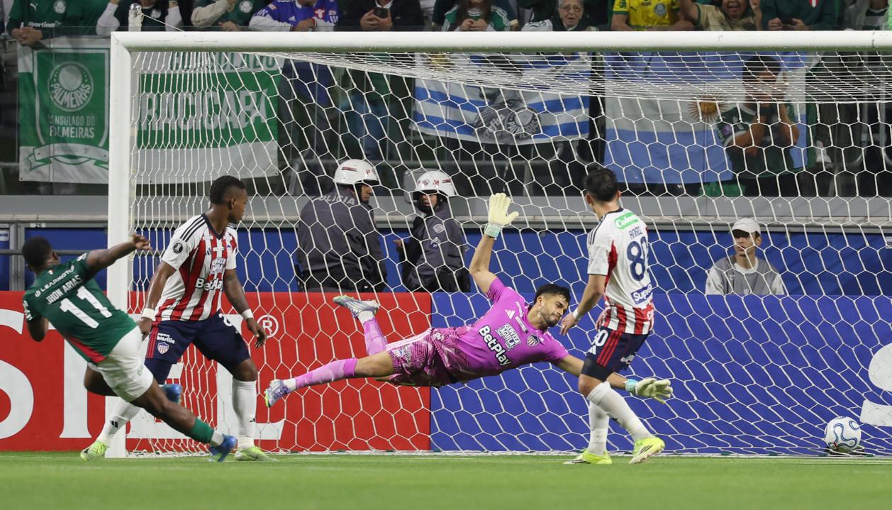 El colombiano Jhon Arias marca el primer gol de Palmeiras ante Junior. 