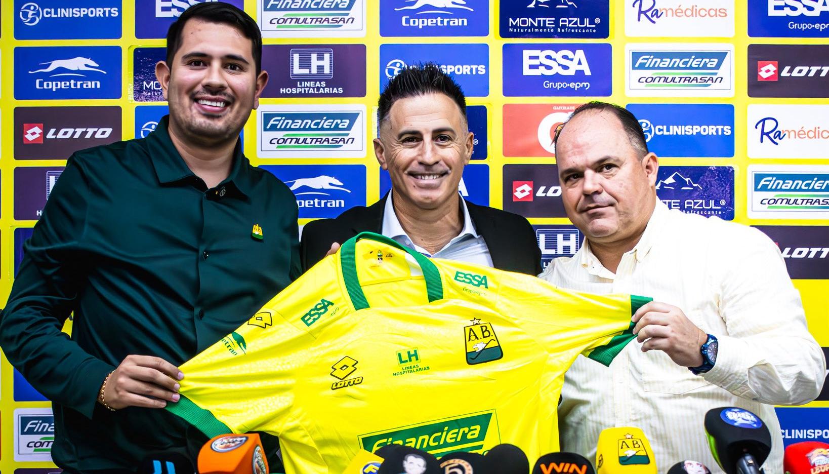Pablo Peirano durante su presentación como nuevo técnico del Bucaramanga.
