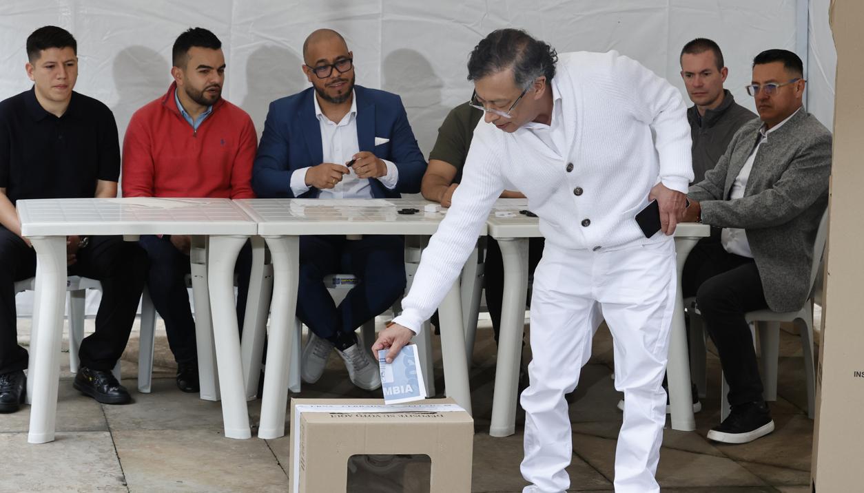 El presidente Gustavo Petro ejerciendo su derecho al voto.