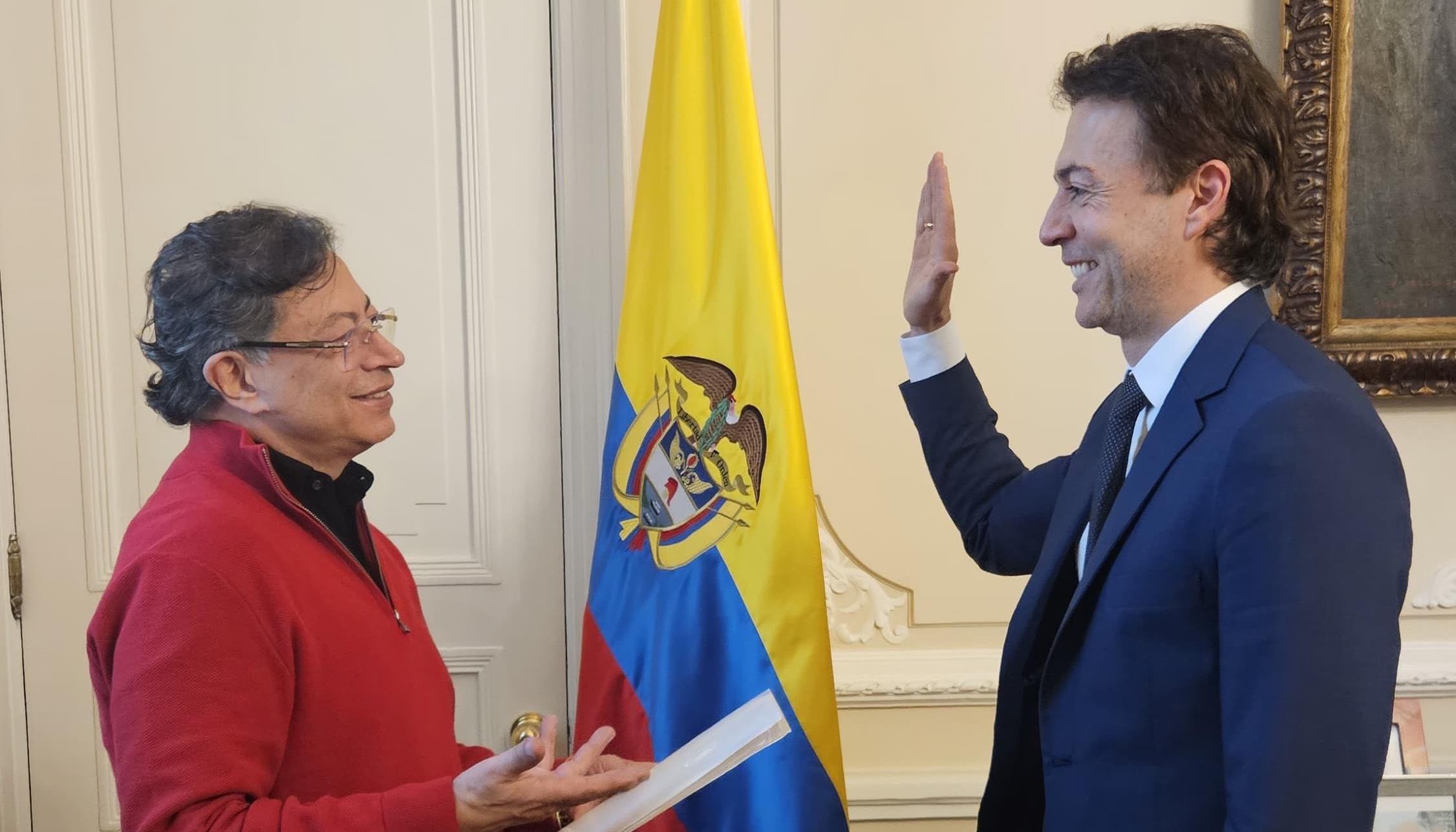Momento del nombramiento de Daniel Quintero como Superintendente de Salud.