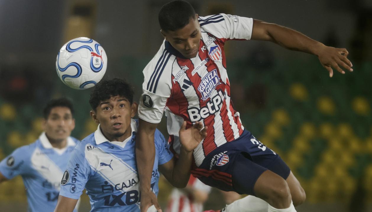 Jesús Rivas disputa la pelota con Maxloren Castro, de Sporting Cristal. 