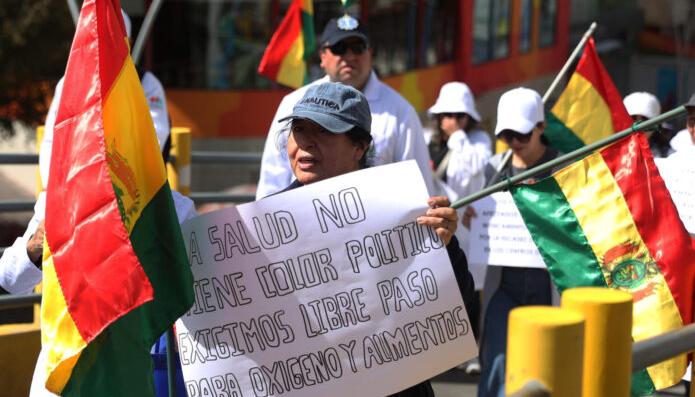 Trabajadores de la salud marcharon por "falta de garantías" y pidieron la renuncia del presidente de Bolivia Rodrigo Paz.