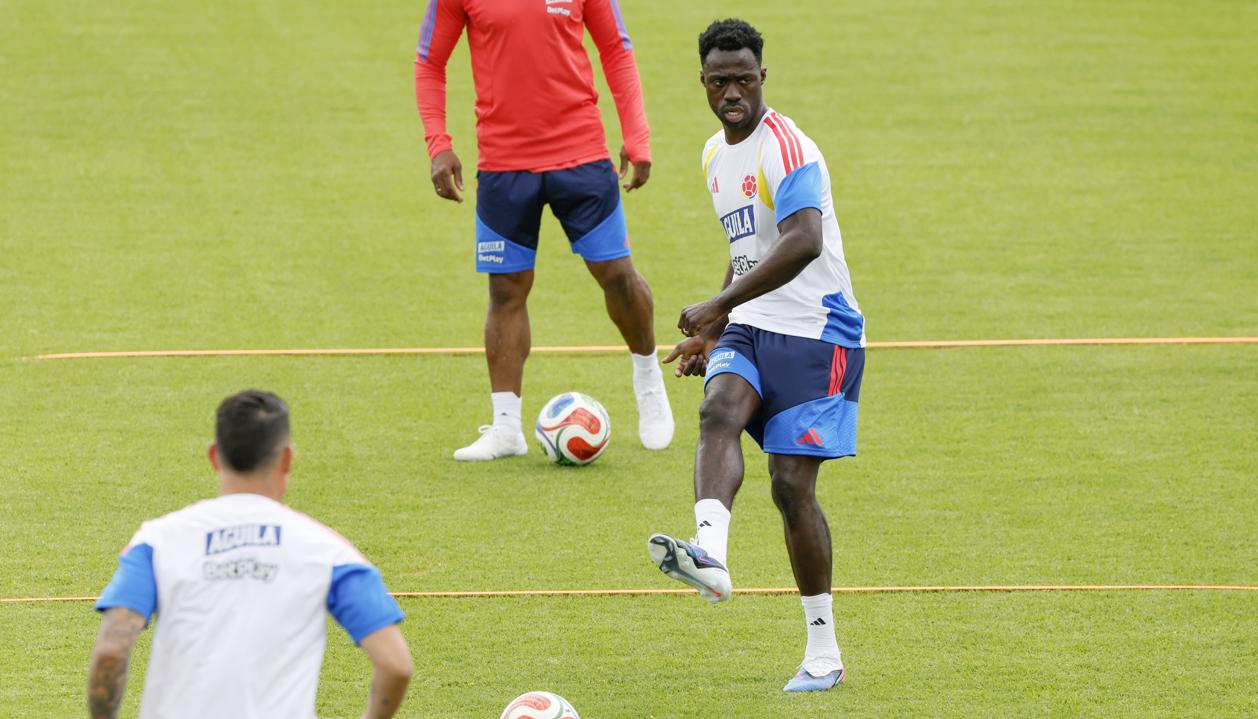 Dávinson Sánchez durante una práctica de la Selección Colombia en Bogotá. 