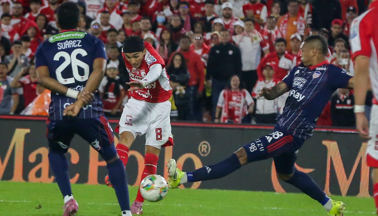Remate de Omar Fernández Frasica al arco del Junior. 