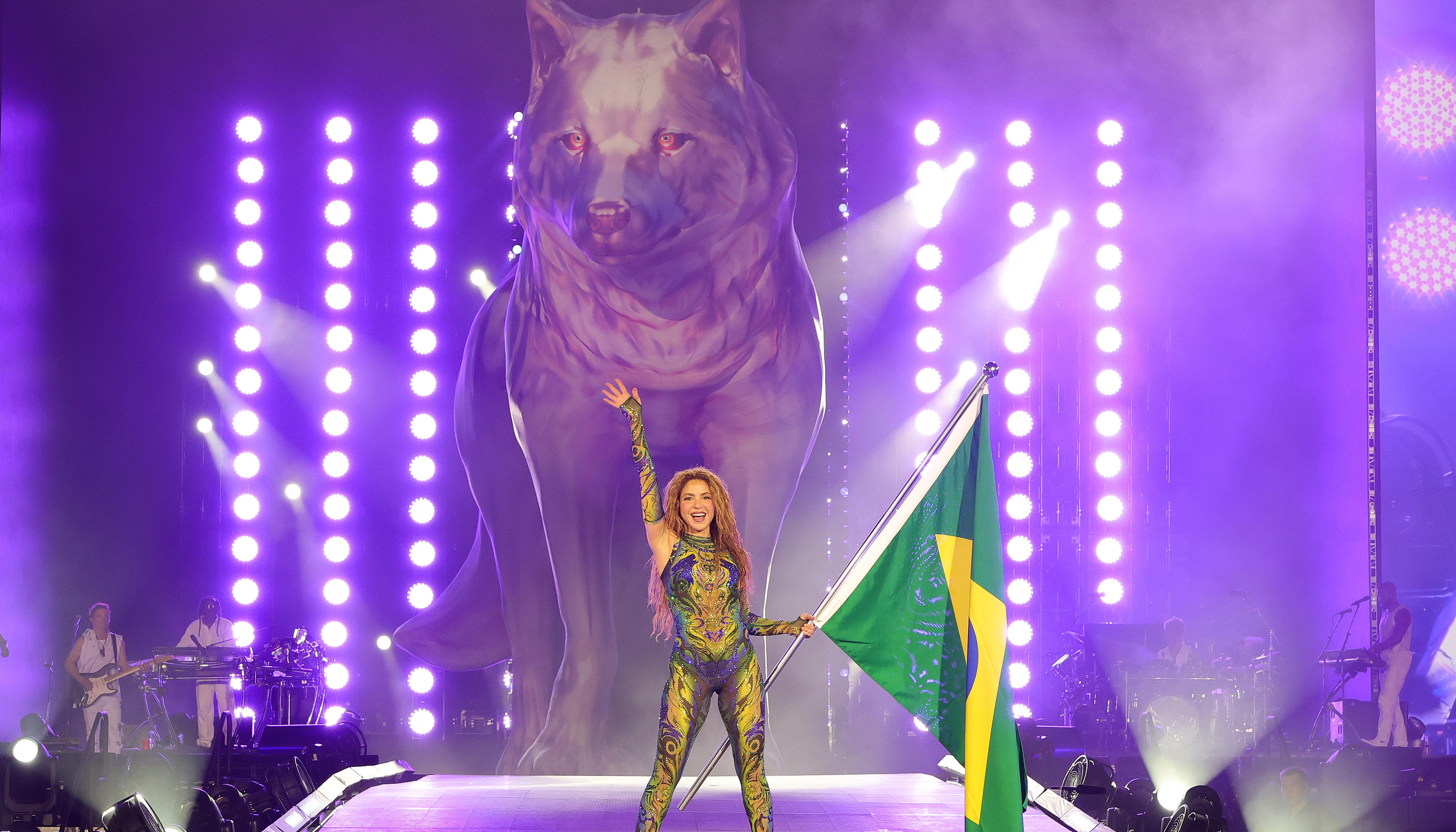 Shakira con una bandera de Brasil en la apertura del concierto.