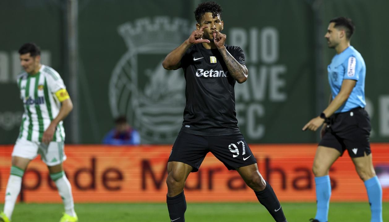 El colombiano Luis Suárez festeja tras marcar de penalti ante Rio Ave. 