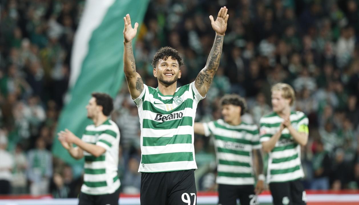 Luis Suárez celebra tras marcar el segundo gol del Sporting.