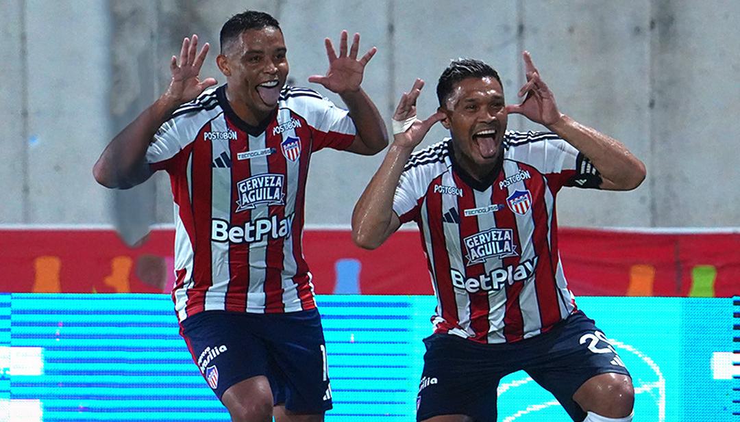 Luis Muriel y Teófilo Gutiérrez celebran el cuarto gol de Junioor ante el Pasto.