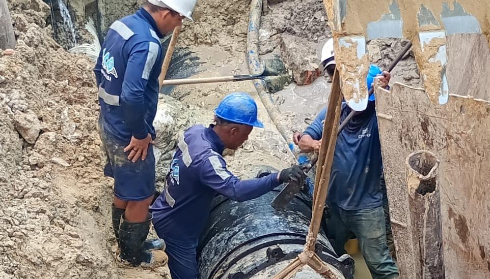 Operarios de Triple A en trabajos de mantenimiento. 