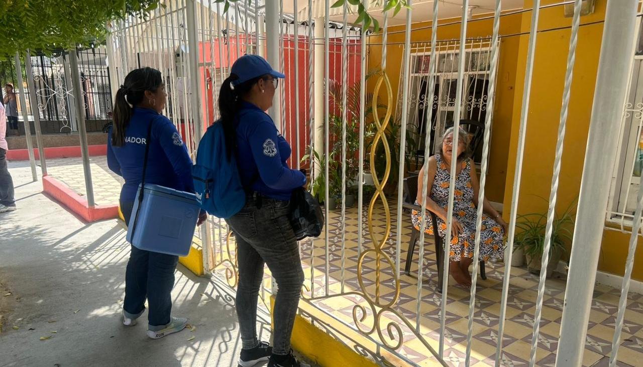 Las vacunadoras están debidamente uniformadas e identificadas.