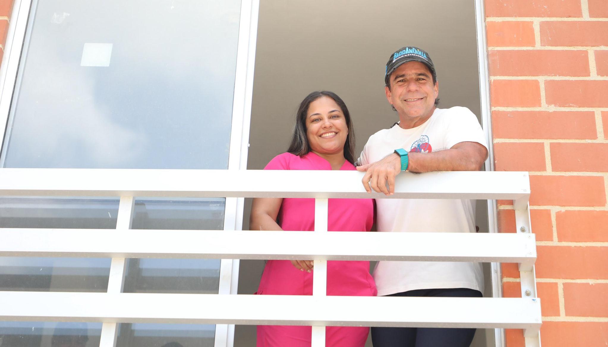 Alcalde Alejandro Char con una de las beneficiarias de Mi Techo Propio. 