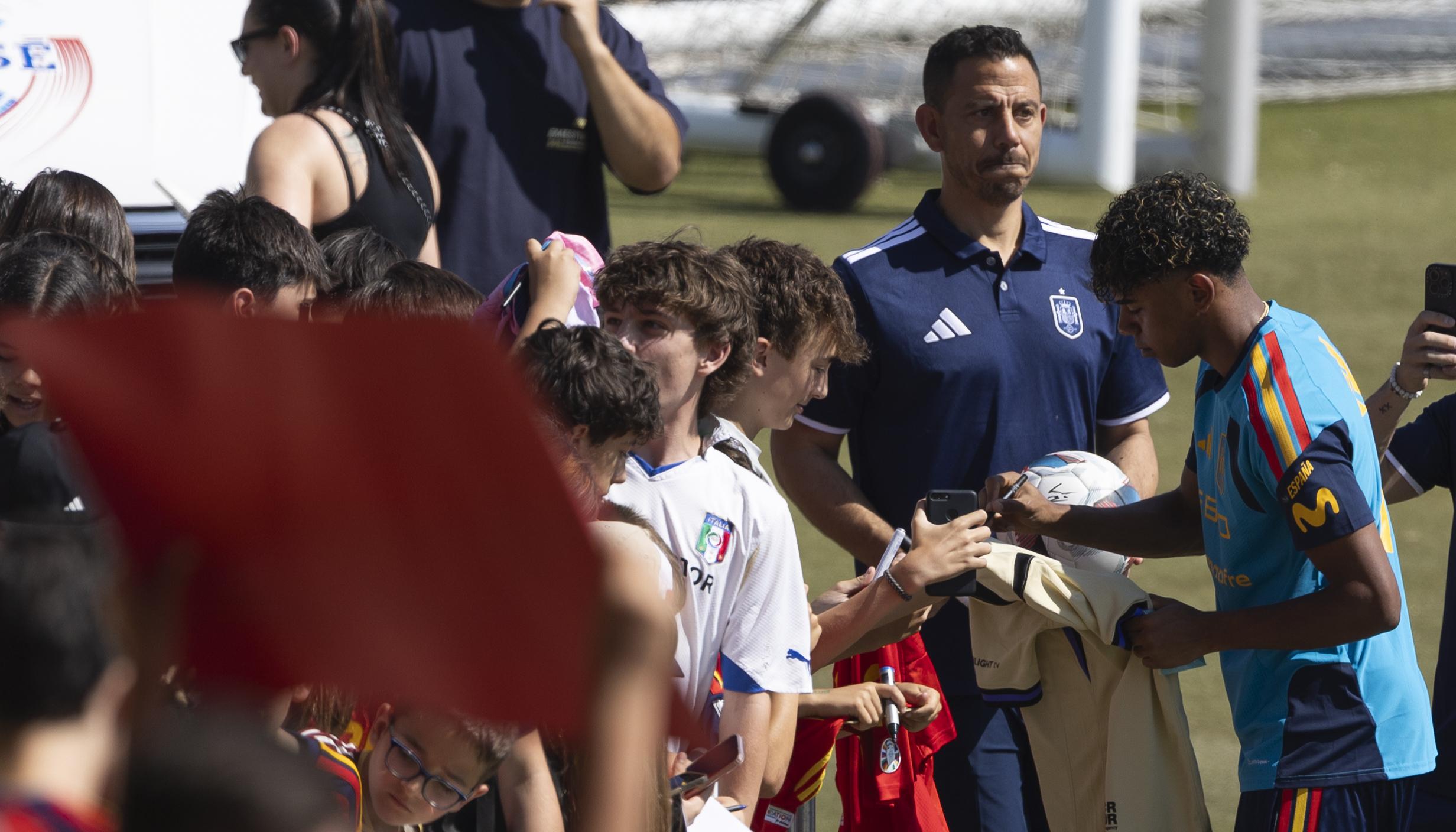 Lamine Yamal firma autógrafos antes del entrenamiento de la selección española. 