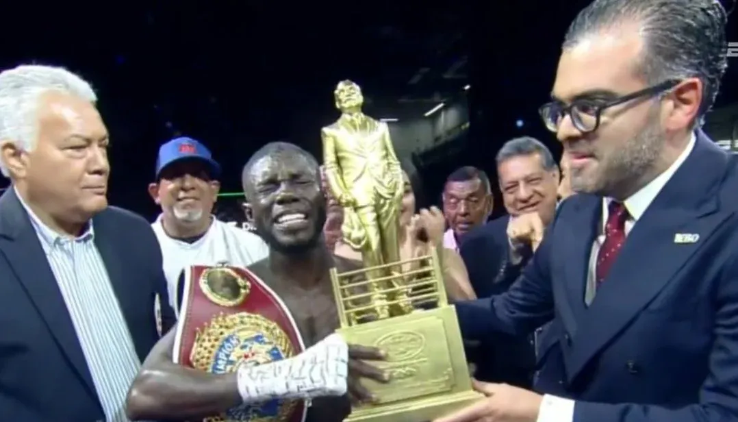 Yuberjen Martínez con el cinturón tras ganarle por nocaut al panameño Ángel Bethancourt.