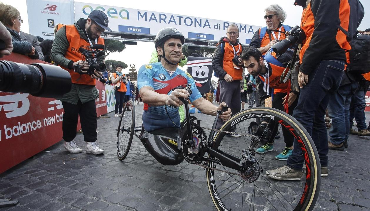 Alex Zanardi a bordo de su bicicleta de manos. 