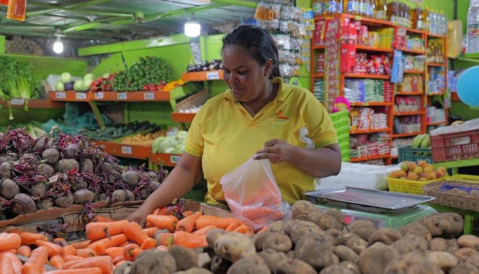 Compradora en Granabastos.