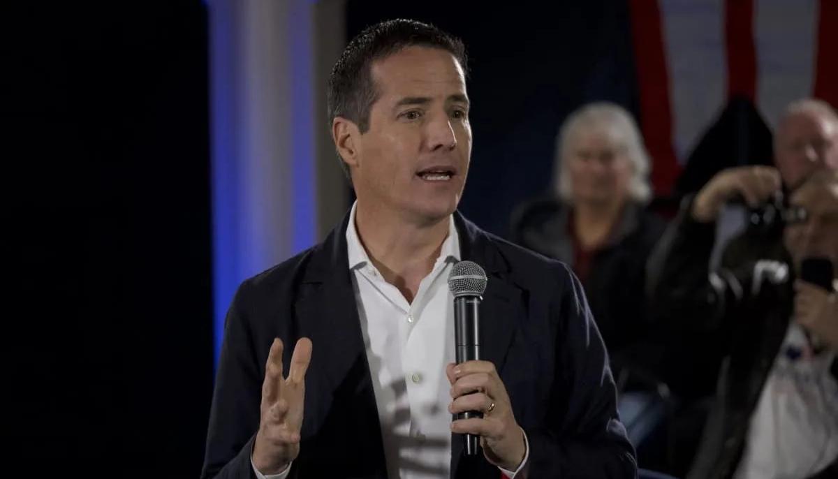 Senador estadounidense Bernie Moreno.