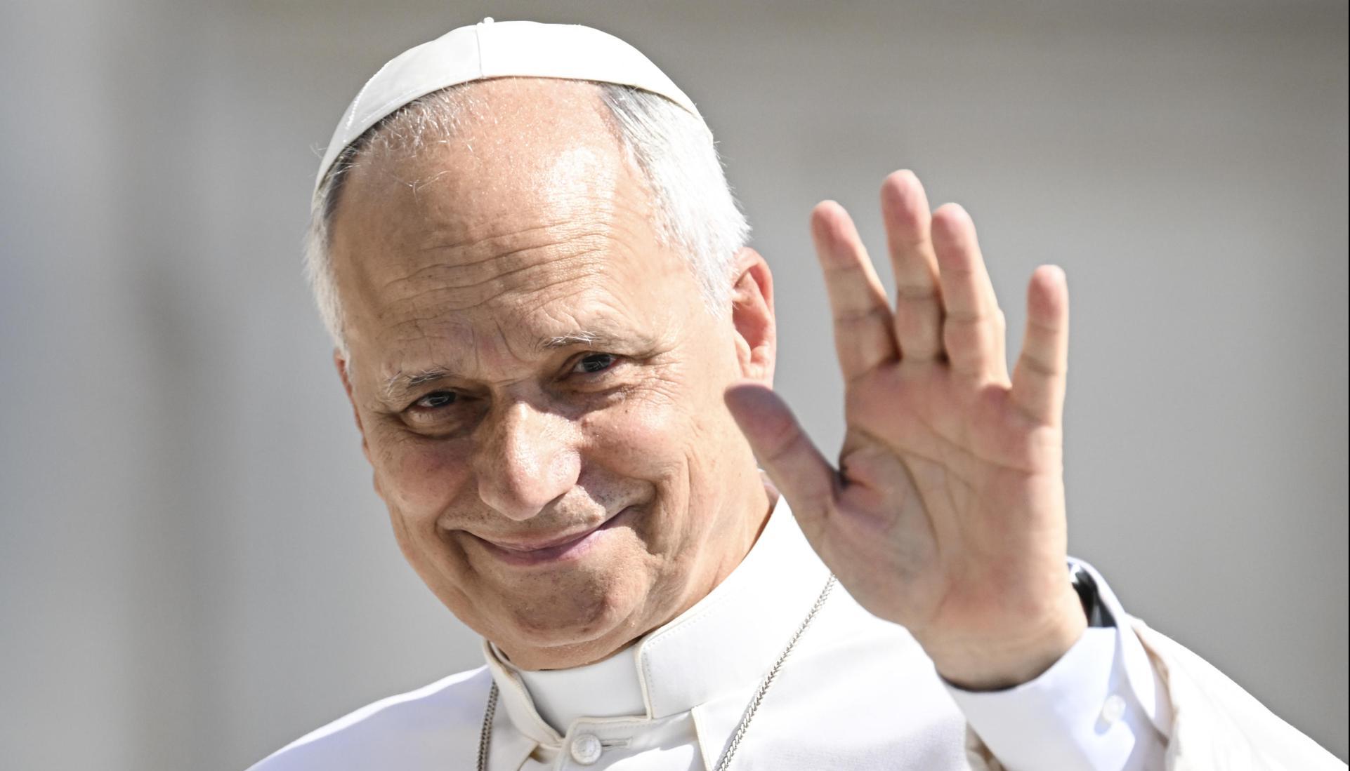 El Papa León XIV saluda a los fieles durante la audiencia general semanal en la Plaza de San Pedro.