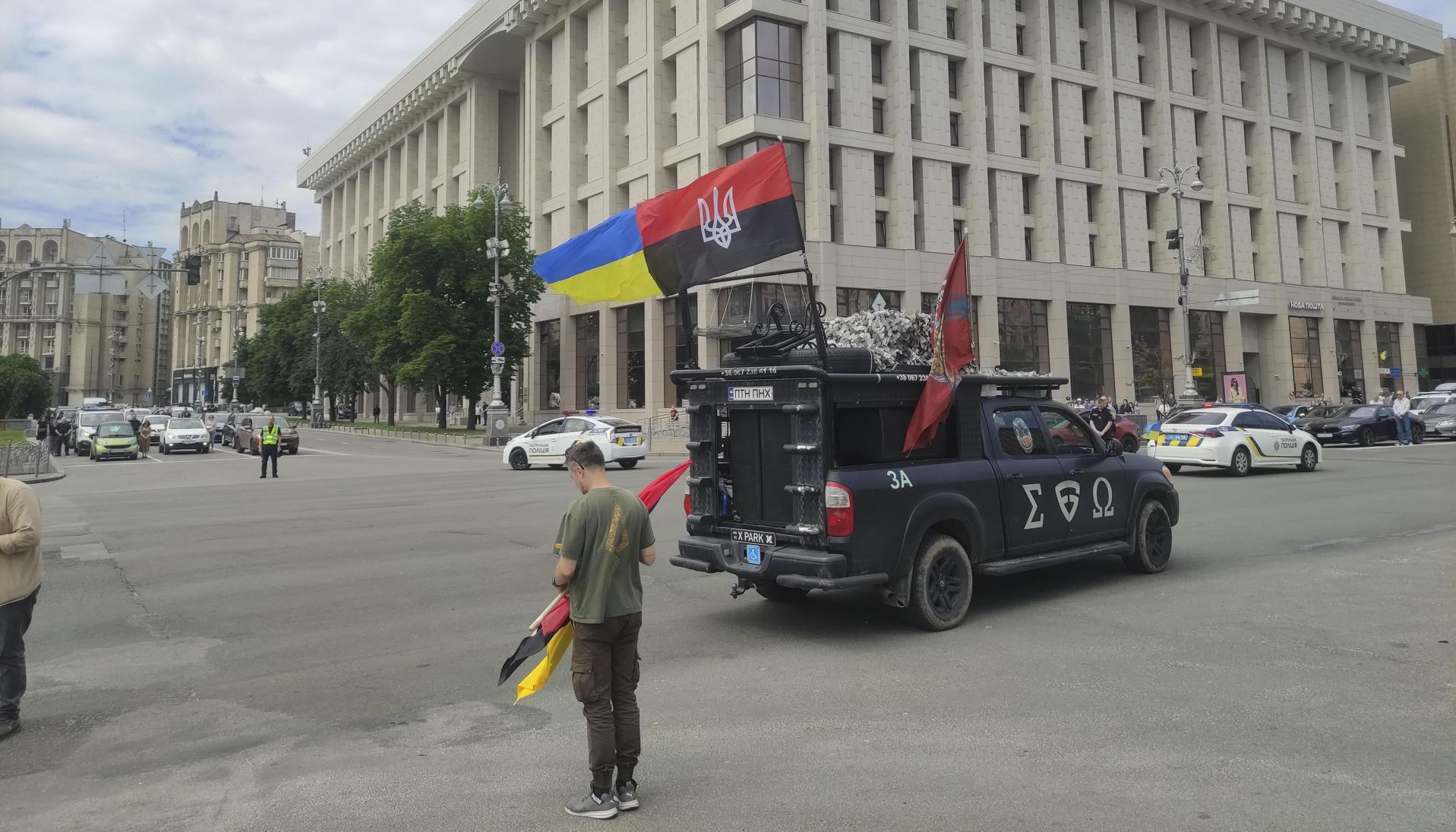 Banderas de Ucrania y del Ejército Insurgente Ucraniano.