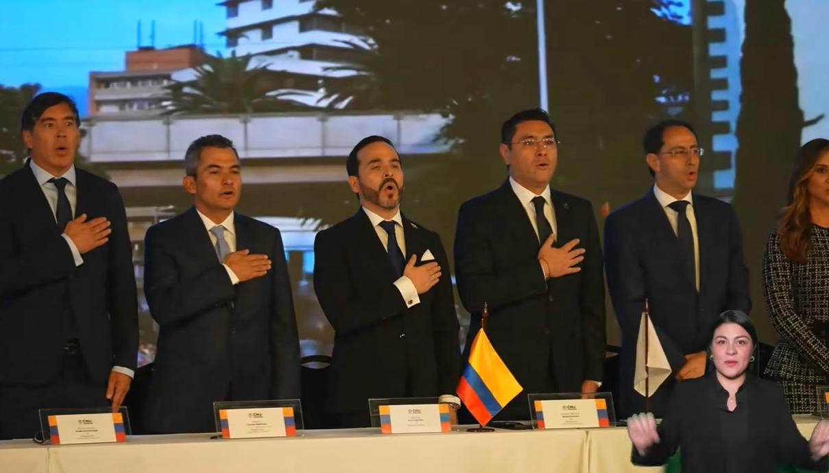 Abelardo De La Espriella y José Manuel Restrepo en la entrega de credenciales.