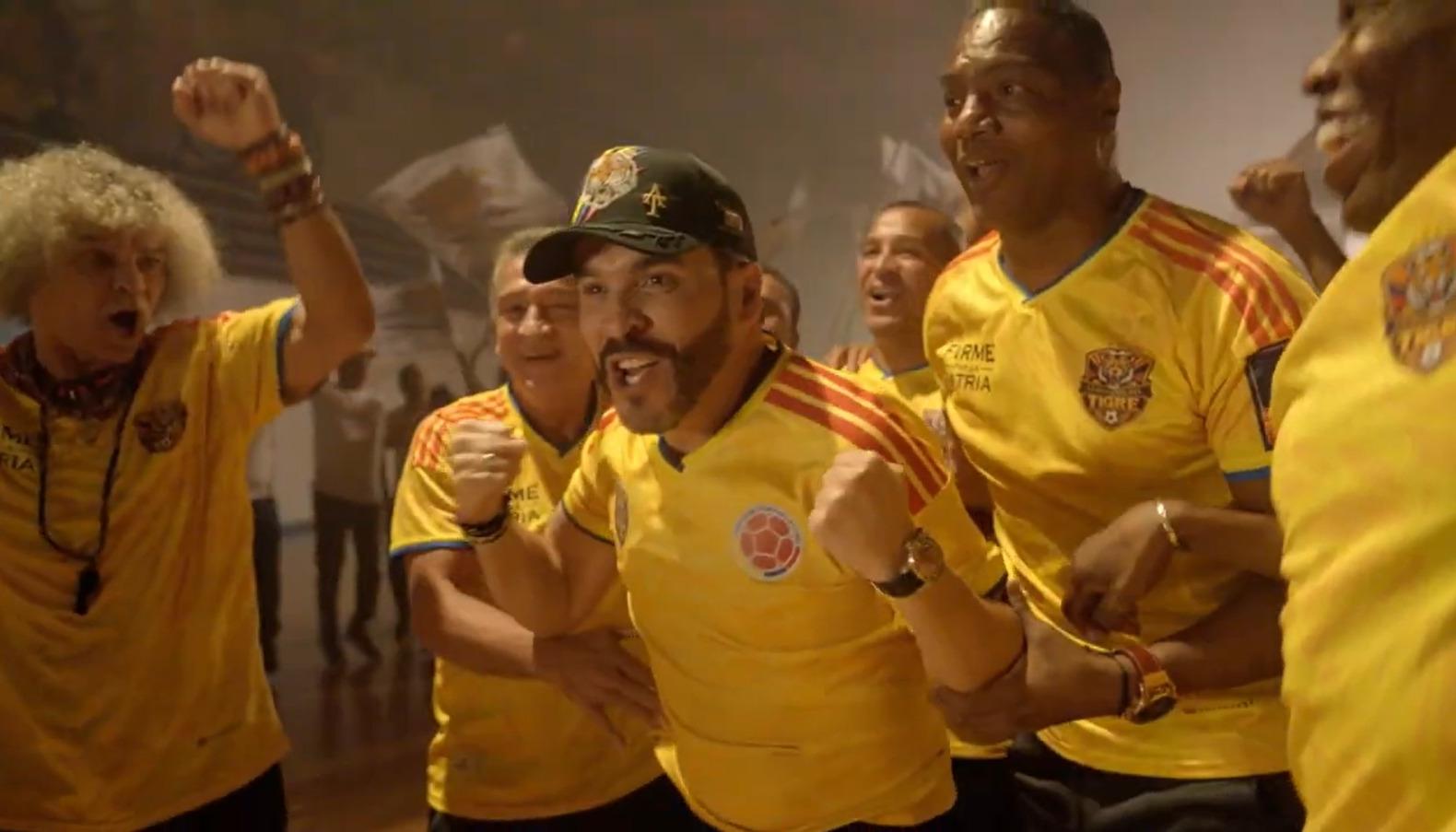 El candidato Abelardo De La Espriella junto a las leyendas del fútbol colombiano.