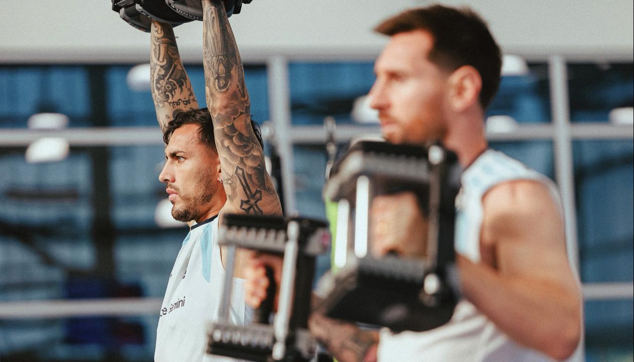 Leandro Paredes y Lionel Messi.