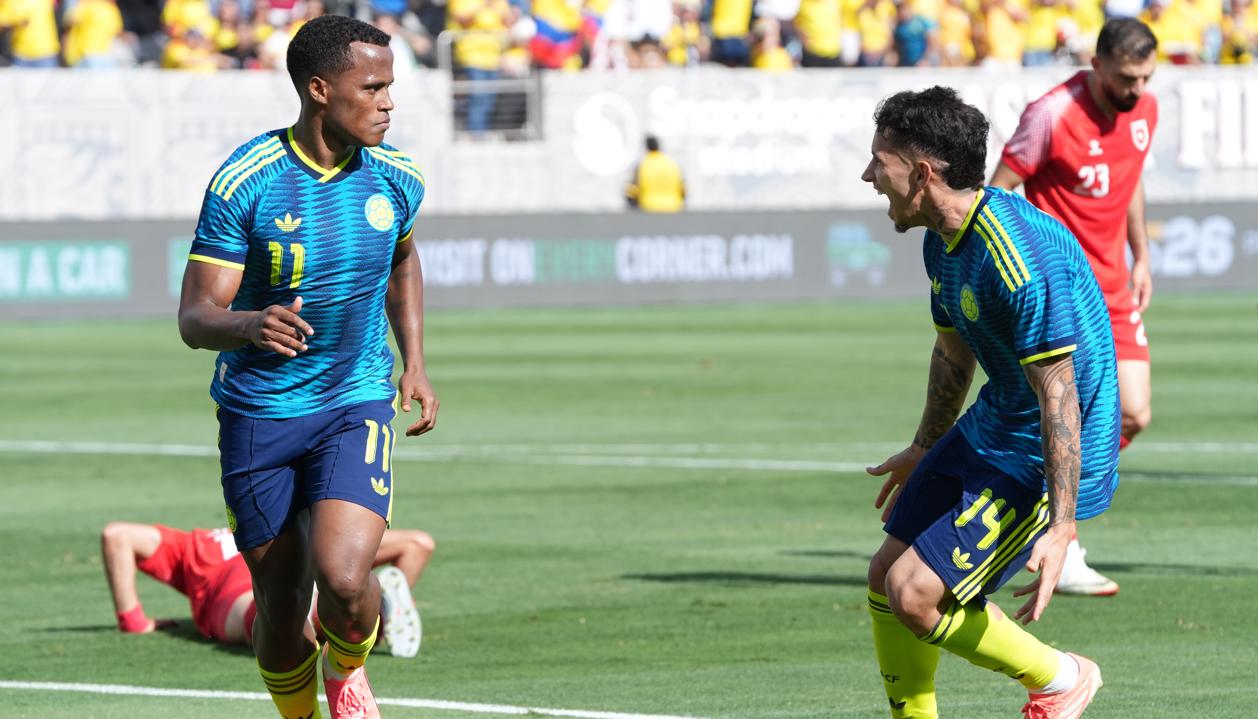 Jhon Arias celebrando su primer gol con Gustavo Puerta.
