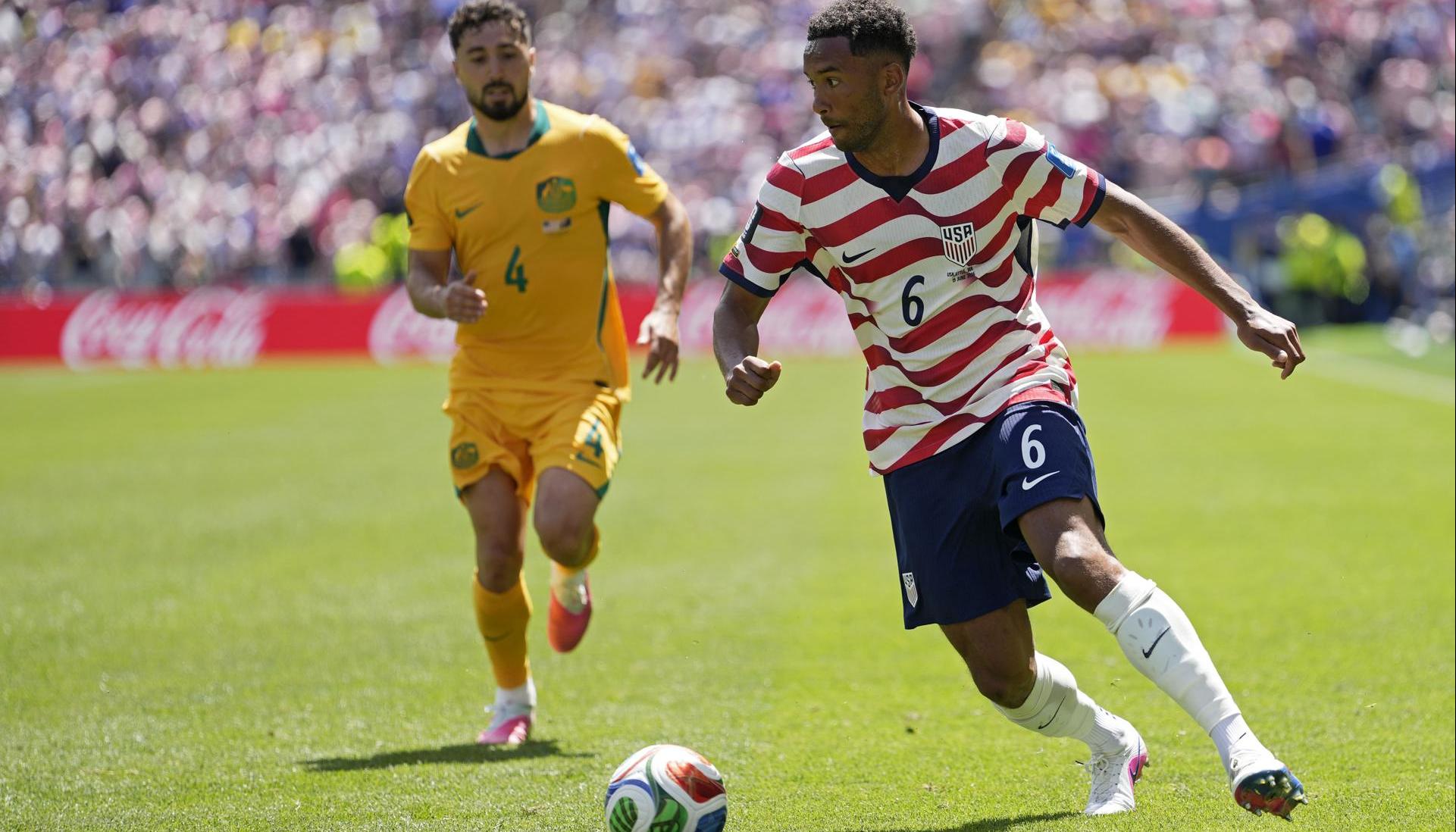 Auston Trusty de Estados Unidos en acción durante el partido contra Australia.