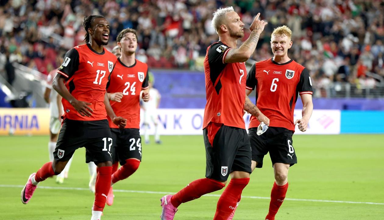 Marko Arnautovic celebrando uno de los goles.