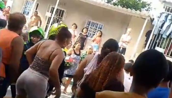 Momento en que la víctima es auxiliada para ser trasladada a un centro asistencial.