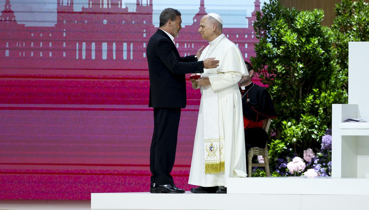 El actor español Antonio Banderas y el Papa León XIV.