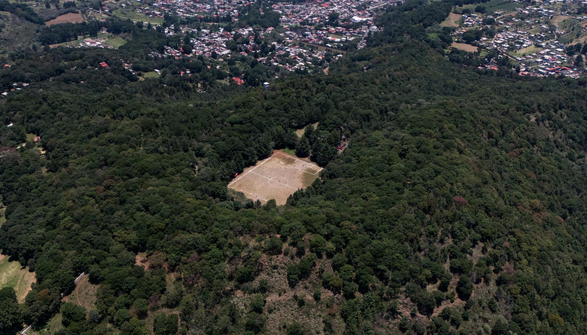 Cancha de fútbol ubicada dentro de un antiguo volcán en Ciudad de México.