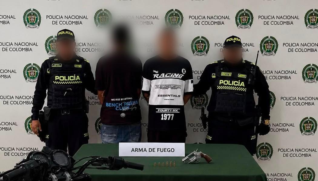 Los dos capturados en el operativo por parte de la Policía. 