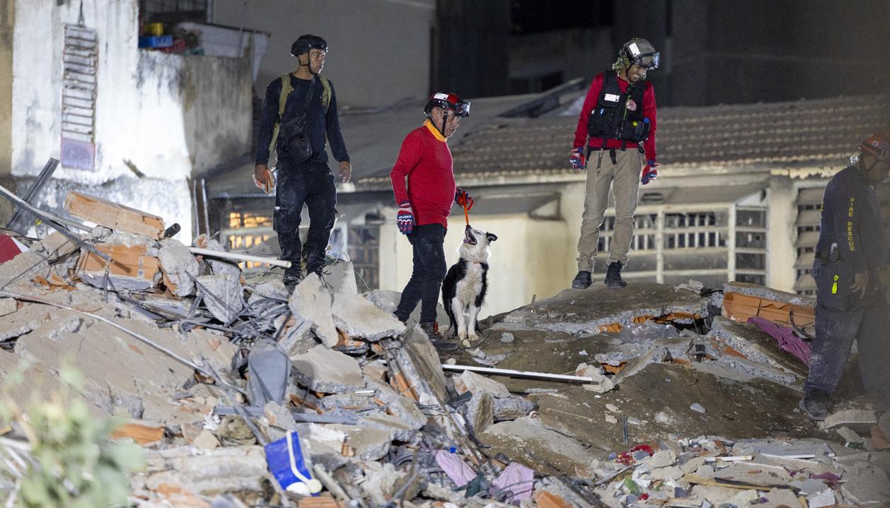 Equipos de rescate buscan sobrevivientes entre los escombros en Caracas.
