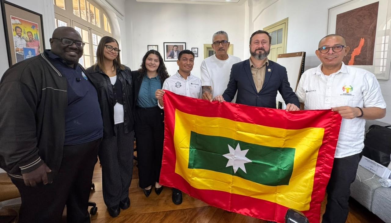 El director de Carnaval S.AS., Juan Ospino Acuña y Édgar Blanco, director de Carnaval de la 44, junto a organizadores del Congreso. 