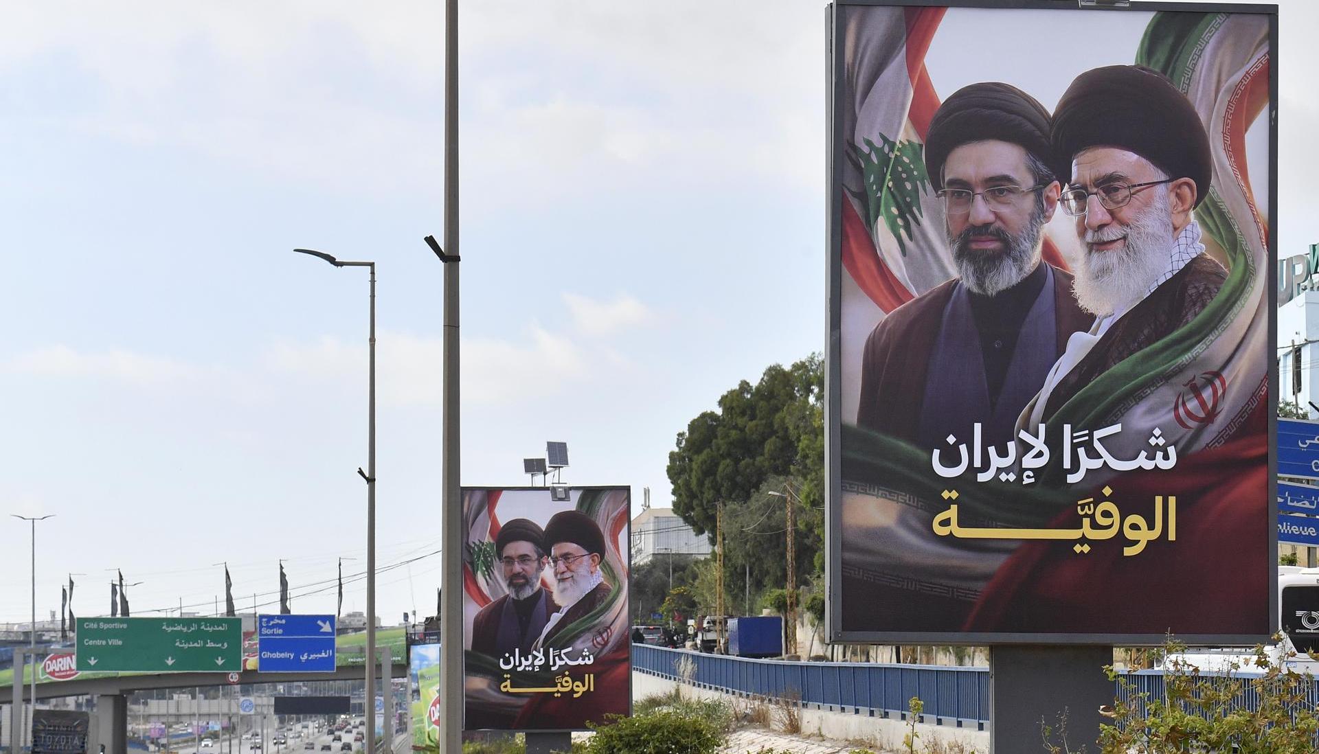 Carteles con retratos del nuevo líder supremo de Irán.