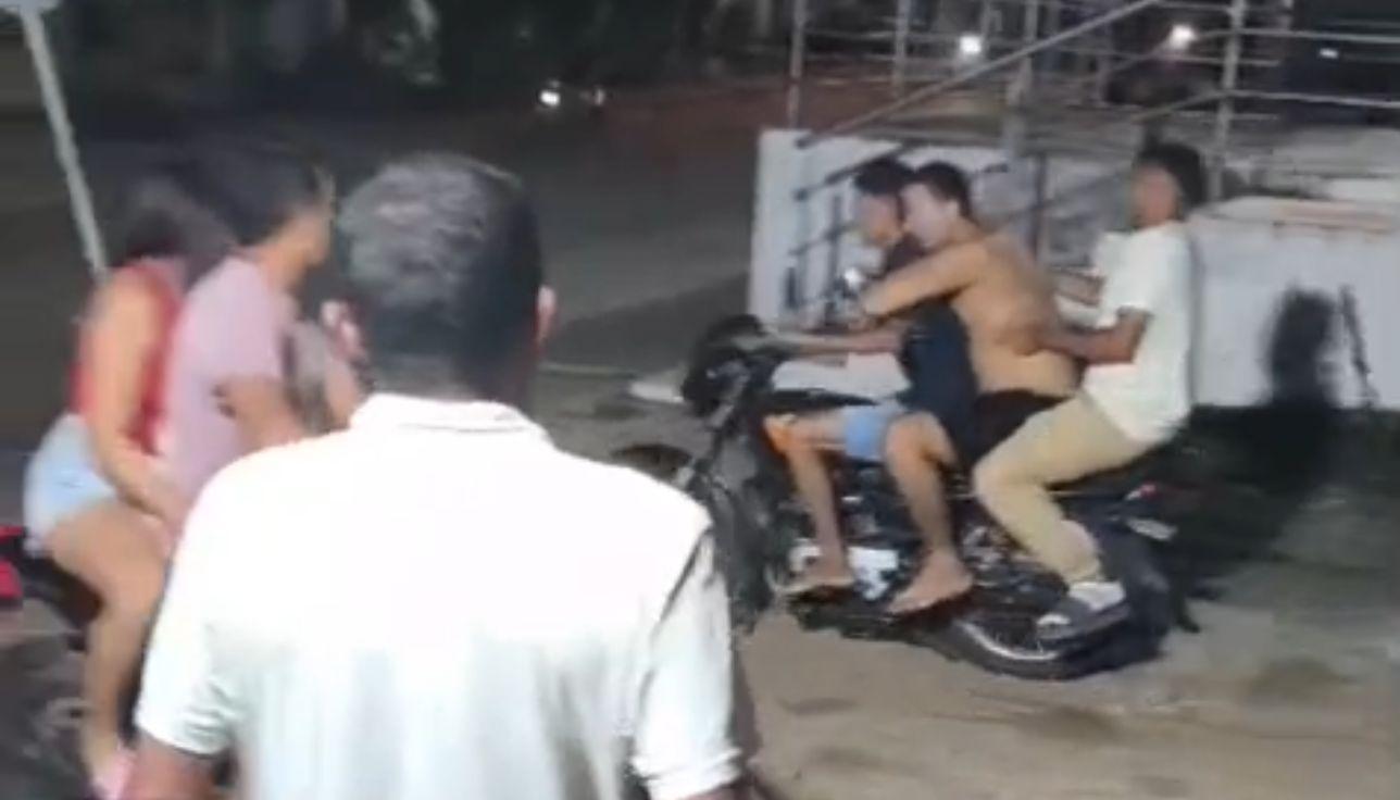 Carlos fue llevado gravemente herido en una motocicleta a un centro asistencial, donde falleció.