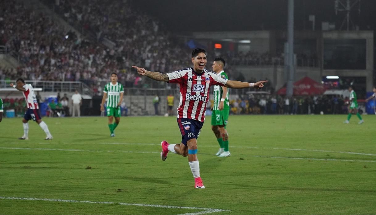 La celebración del atacante Bryan Castrillón.