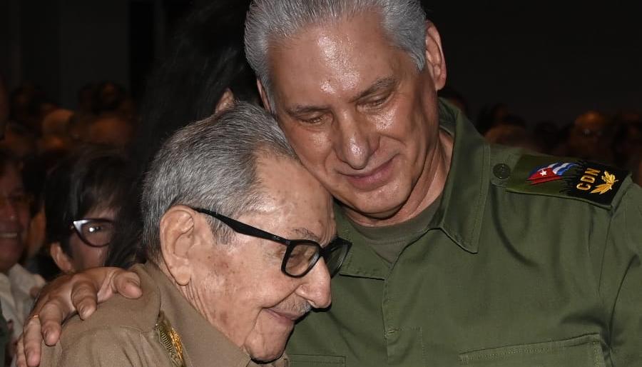 Raúl Castro y el presidente cubano Miguel Díaz-Canel.