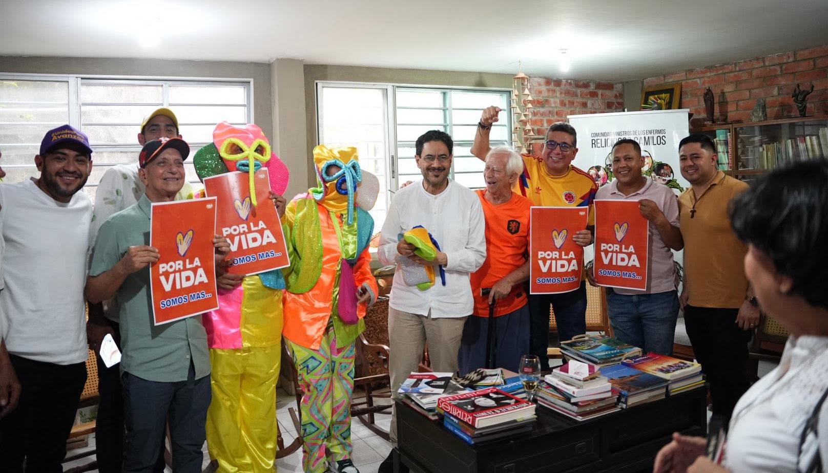 Iván Cepeda, el Padre Cyrilo Swinne y dirigentes del Pacto Histórico.